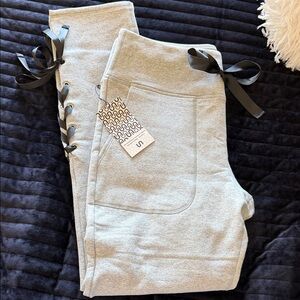 NWT Urban Savage Satin Laced Jogger med
